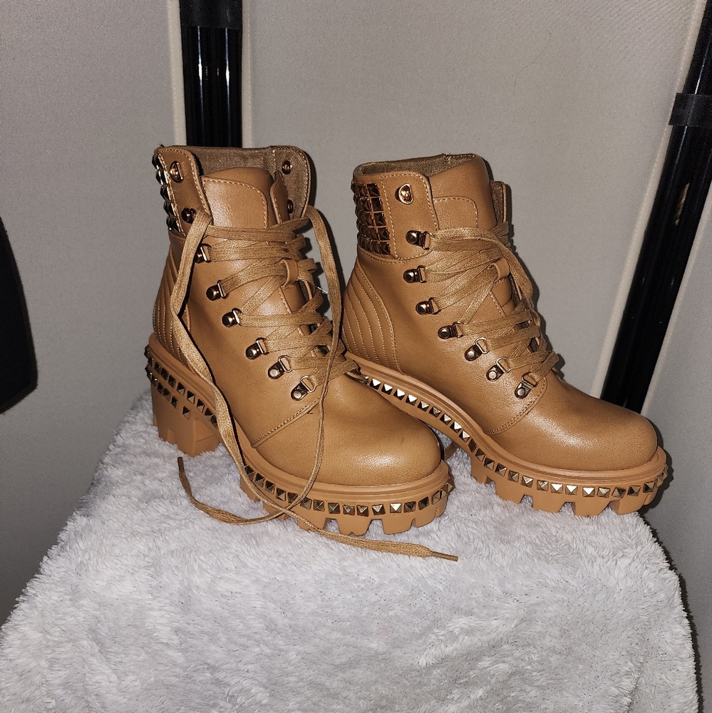 Women's Cape Robbin Tan Lace-Up Ankle Boots